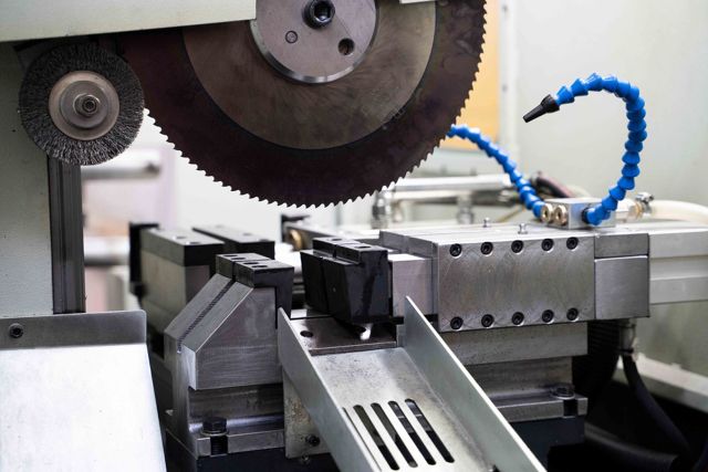 Автоматична дискова пилка по металу BEKAMAK...