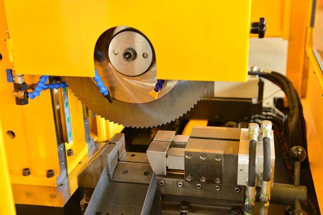 Автоматична дискова пила по металу BEKAMAK...