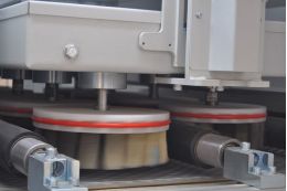 Автоматический щеточно-шлифовальный станок KA-MA KR FZM 1300-1