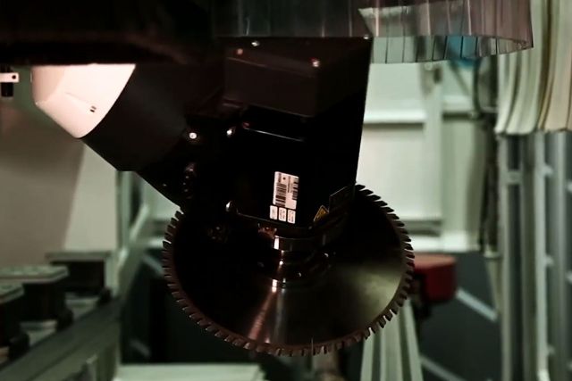 5-ти осевой обрабатывающий центр с ЧПУ AES VEGA...