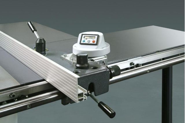 Цифровой индикатор на правой параллельной линейке Robland