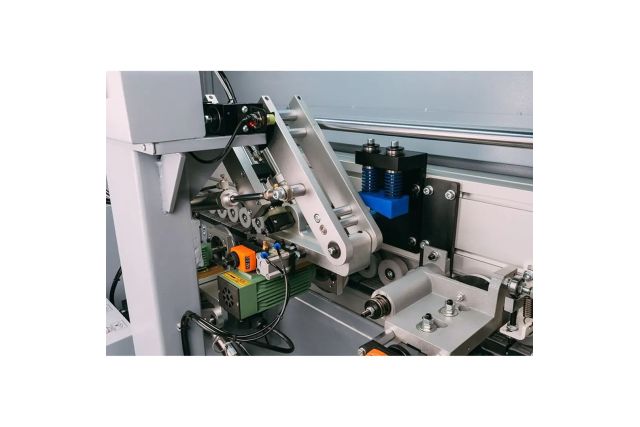 Автоматический кромкооблицовочный станок...