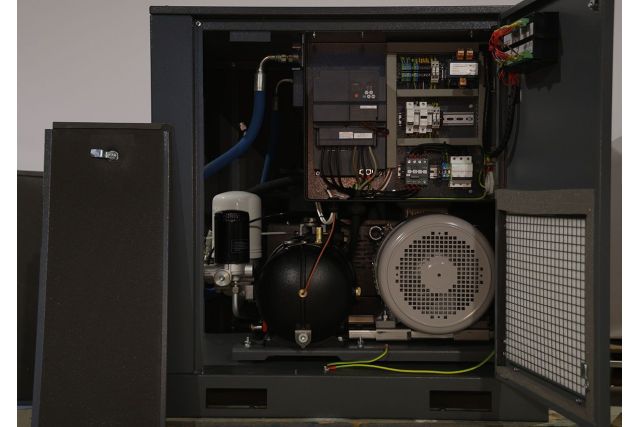 Винтовой компрессор с ременным приводом и...