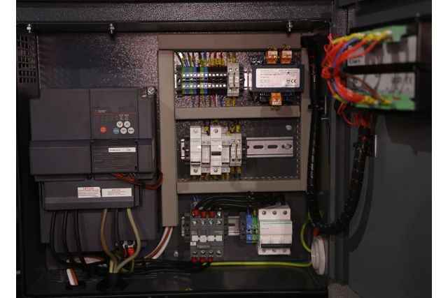 Гвинтовий компресор з ремінним приводом та...