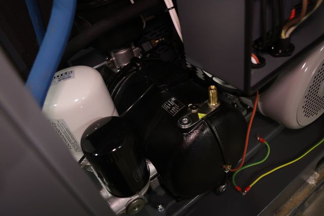 Гвинтовий компресор з ремінним приводом та...