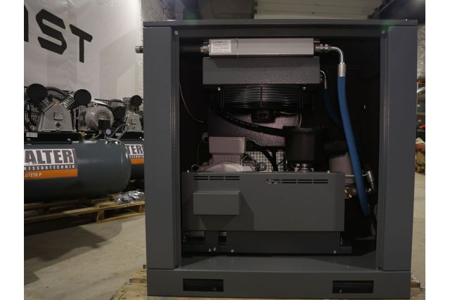 Гвинтовий компресор з ремінним приводом та...