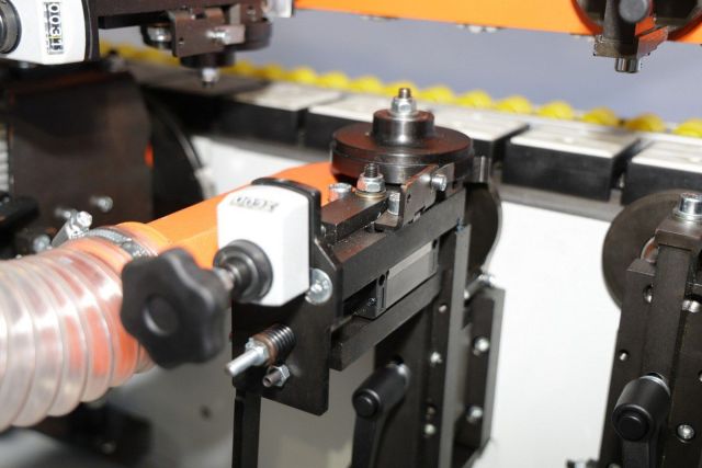 Автоматичний кромкооблицювальний верстат...