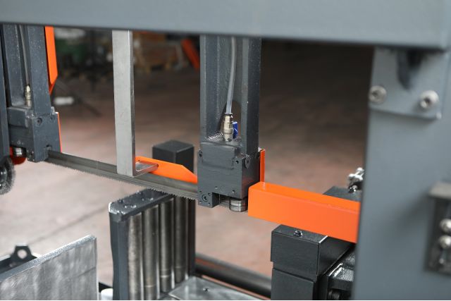 Автоматическая двухколонная ленточная пилка...