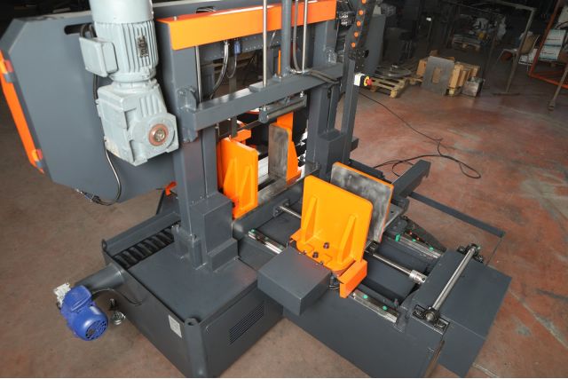 Автоматическая двухколонная ленточная пилка...