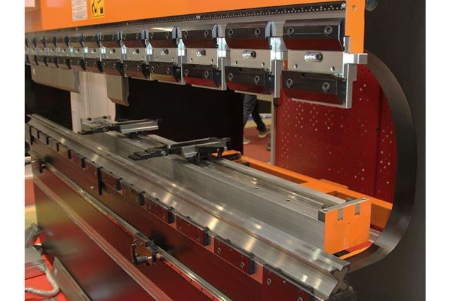 Гідравлічний листозгинальний прес з ЧПК VARTEK...