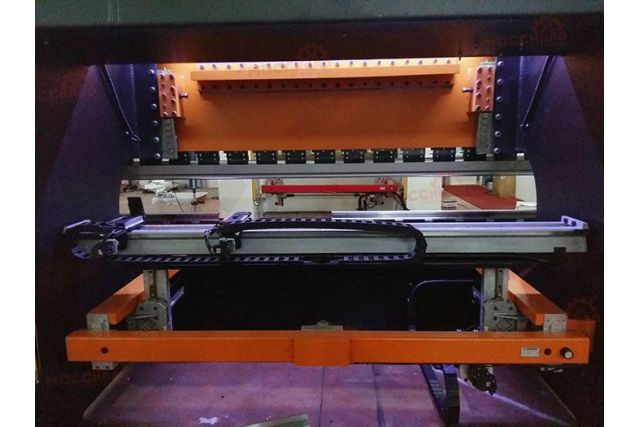 Гидравлический листогибочный пресс с ЧПУ VARTEK...