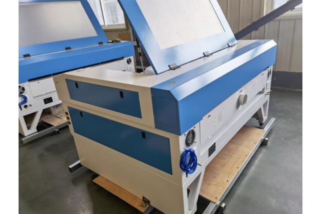 Машина для лазерного гравірування та різання...