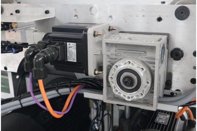 Пильний центр з передньою загрузкою HOLD HP330GK