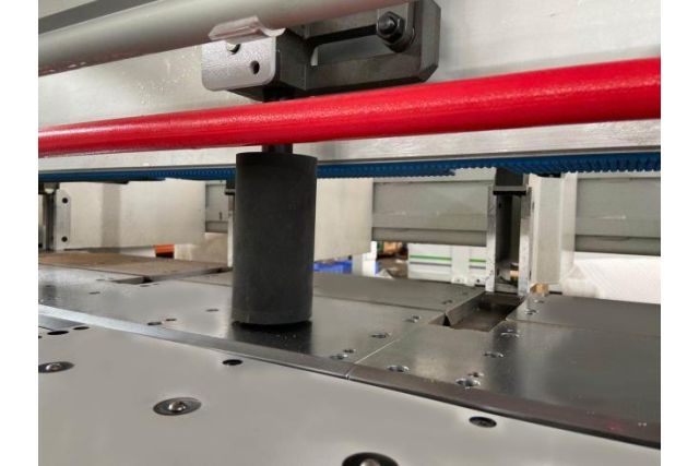 Пильний центр з передньою загрузкою HOLD HP330GK