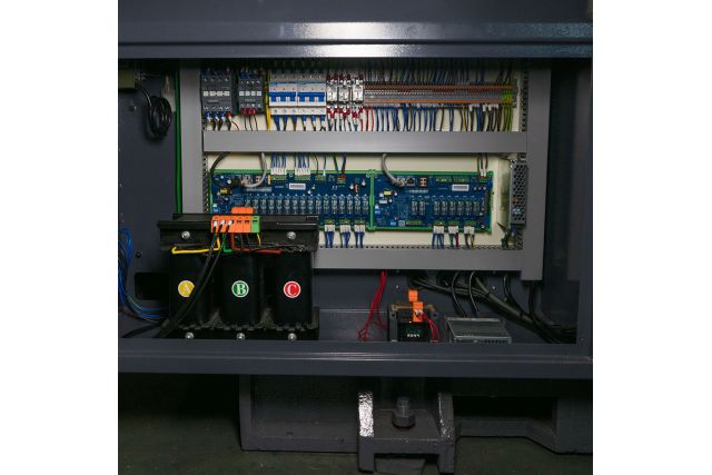 Токарний верстат ЧПУ швейцарського типу BYSK B26