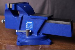 Тиски настольные в комплекте с поворотной плитой Holzmann WBS 150N