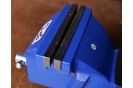 Тиски настольные в комплекте с поворотной плитой Holzmann WBS 150N