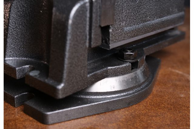 Тиски станочные с поворотной плитой Holzmann I125