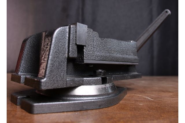 Лещата верстатні з поворотною плитою Holzmann I125