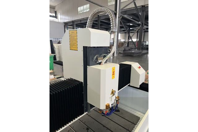 Фрезерный станок с ЧПУ по камню MAST RJ1325-4