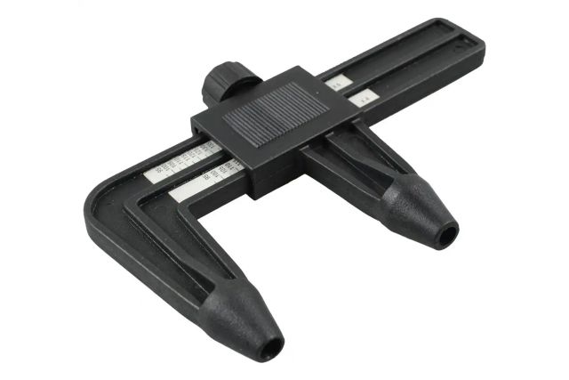 Інструмент для вимірювання відстані між болтами...