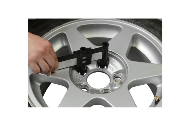 Инструмент для измерения расстояния между...