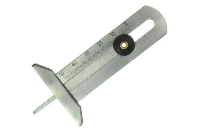 Прилад для вимірювання висоти протектора шини...