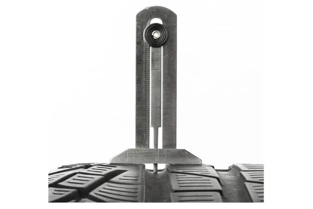 Прибор для измерения высоты протектора шины...