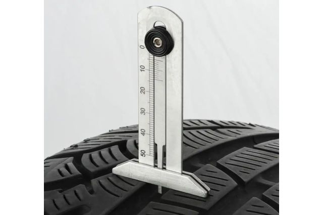 Прибор для измерения высоты протектора шины...