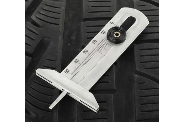 Прибор для измерения высоты протектора шины...