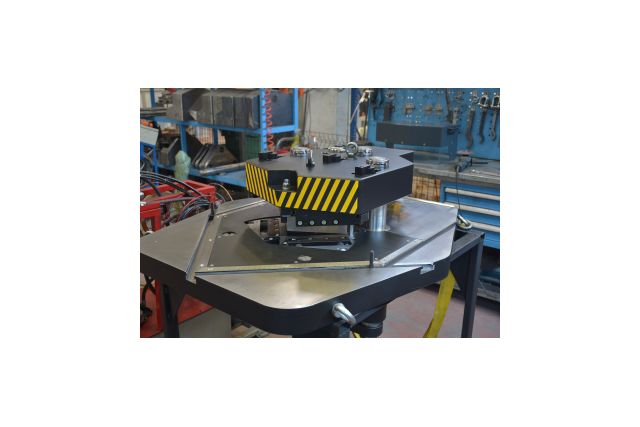 Кутовисічний верстат з можливістю регулювання кута Isitan HNM-6VP