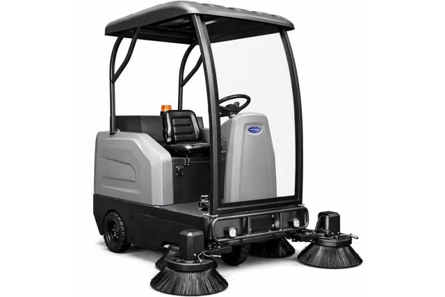 Аккумуляторная подлогомоющая машина с сиденьем CORMAK ZP13000 1