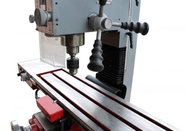 Фрезерний верстат Holzmann BF 25VLN